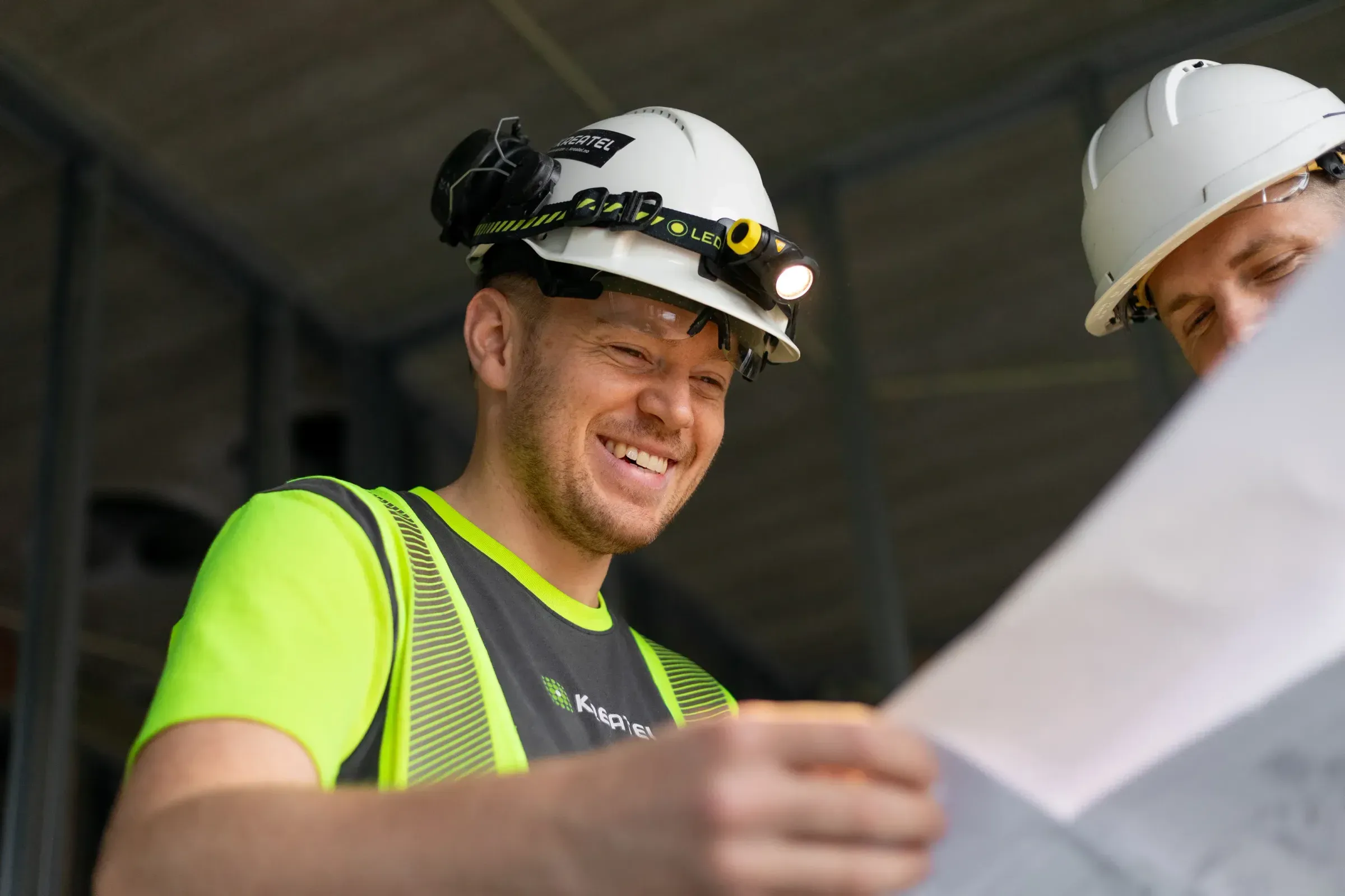 Elektrikere i Kreatel AS snakker sammen om plantegning for prosjekt