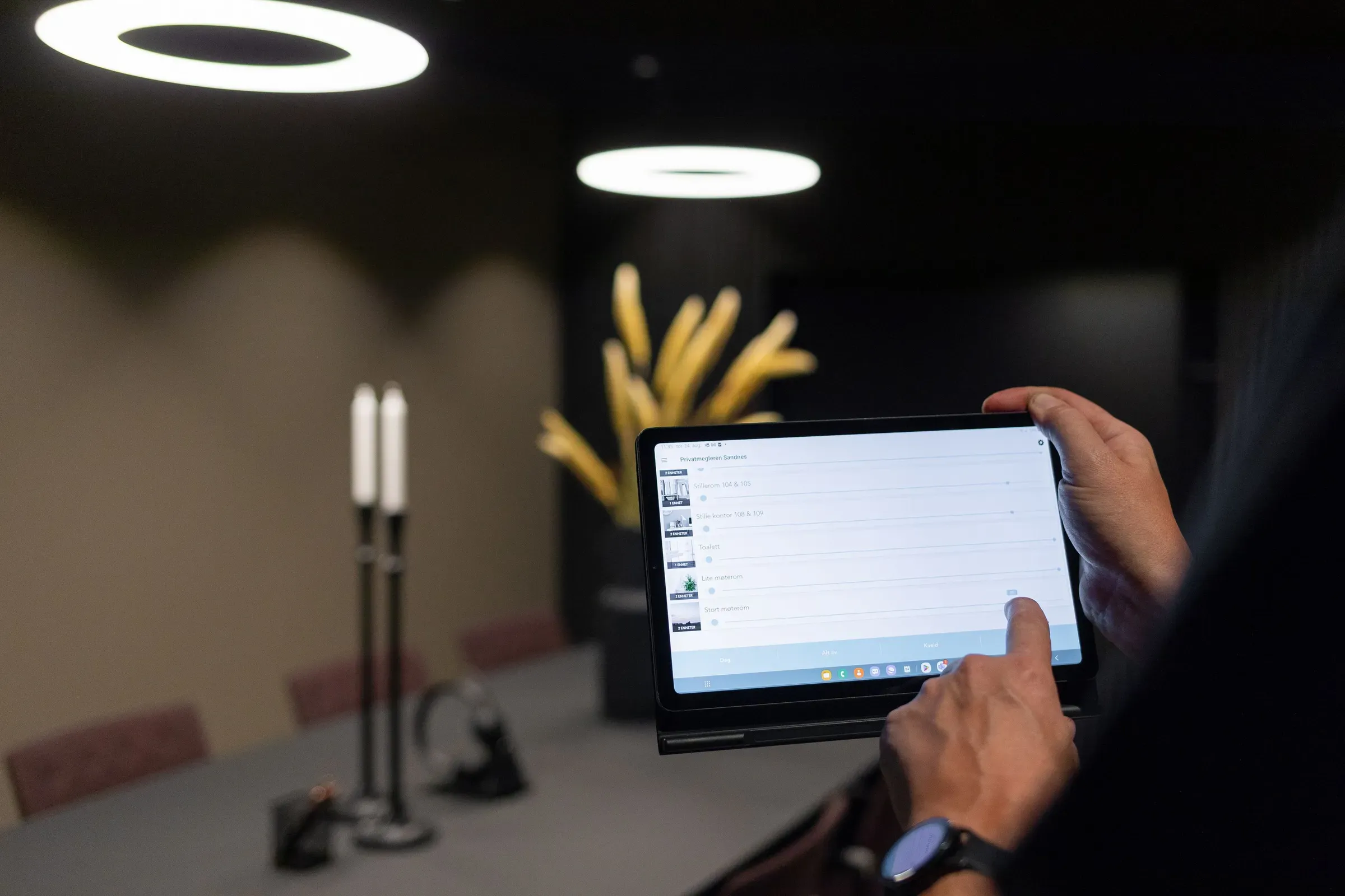 person som trykker på en ipad