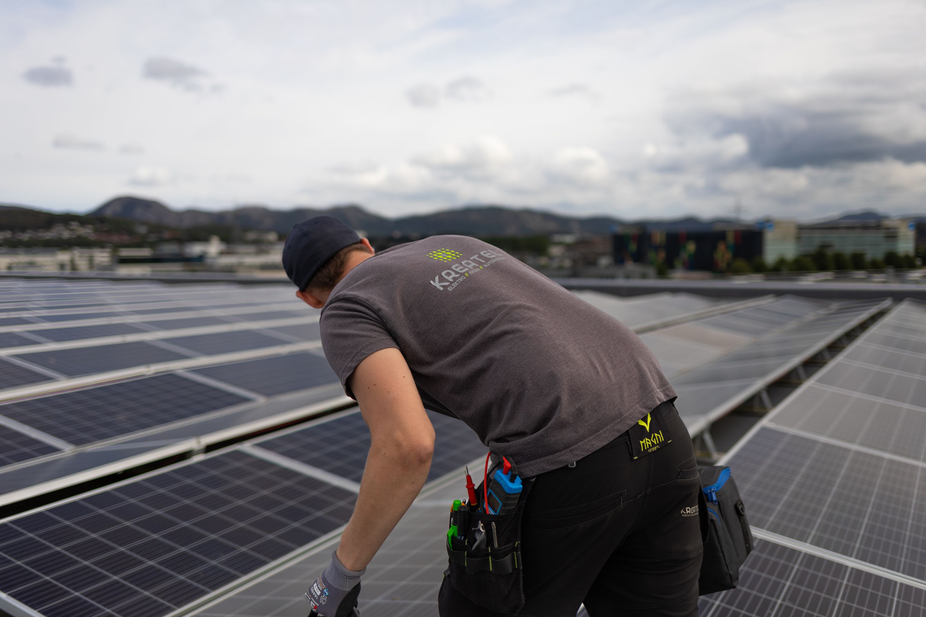 kreatel ansatt som ser på solceller