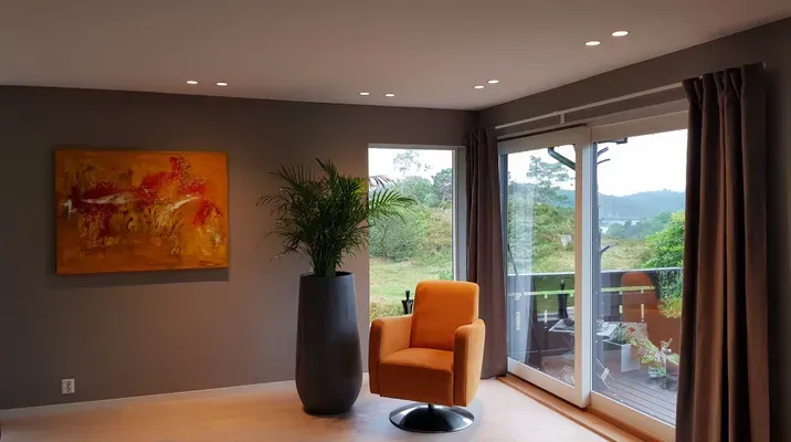 Stue med oransje interiør