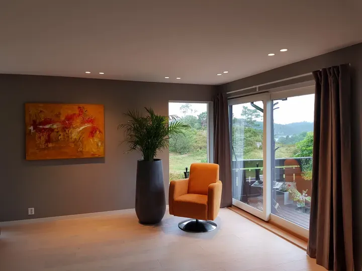 Stue med oransje interiør