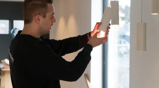 Elektriker sjekker belysningen