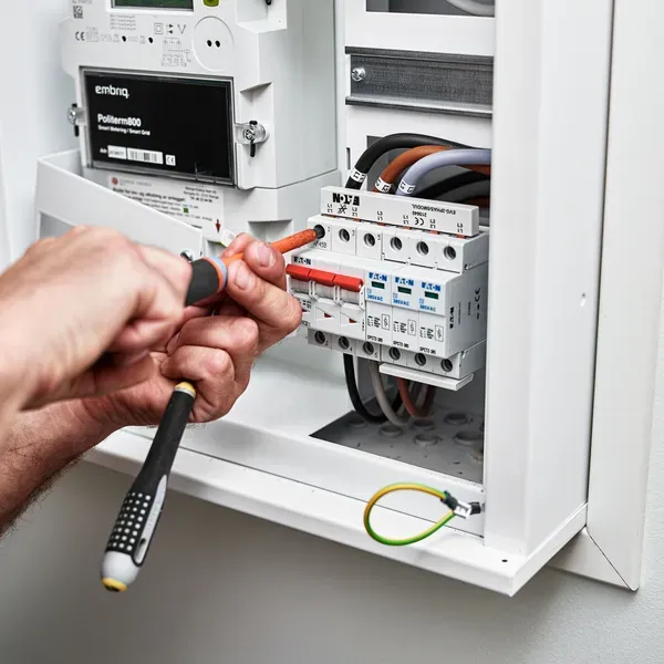 Elsikkerhet elektriker i sikringsskap