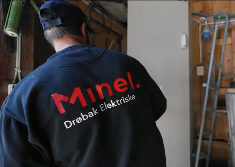 Mann i caps og minel genser