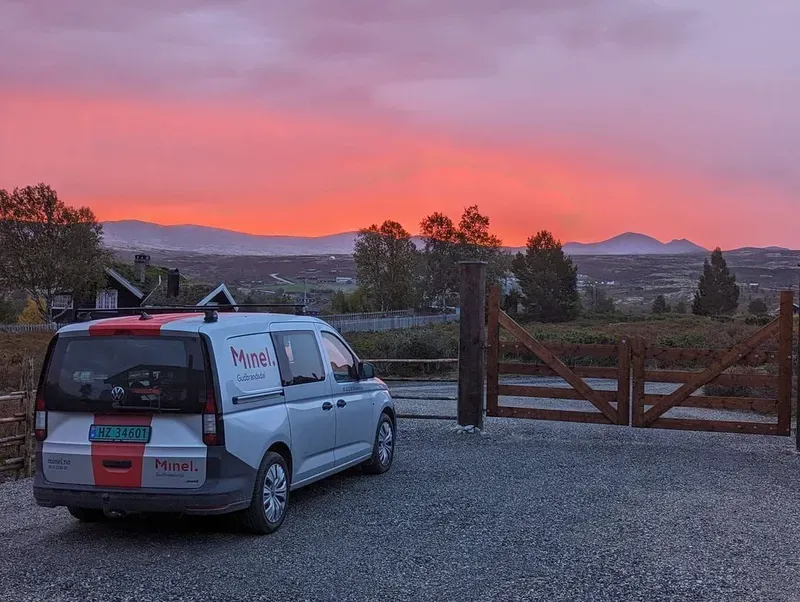 Bilde av en bil i en solnedgang