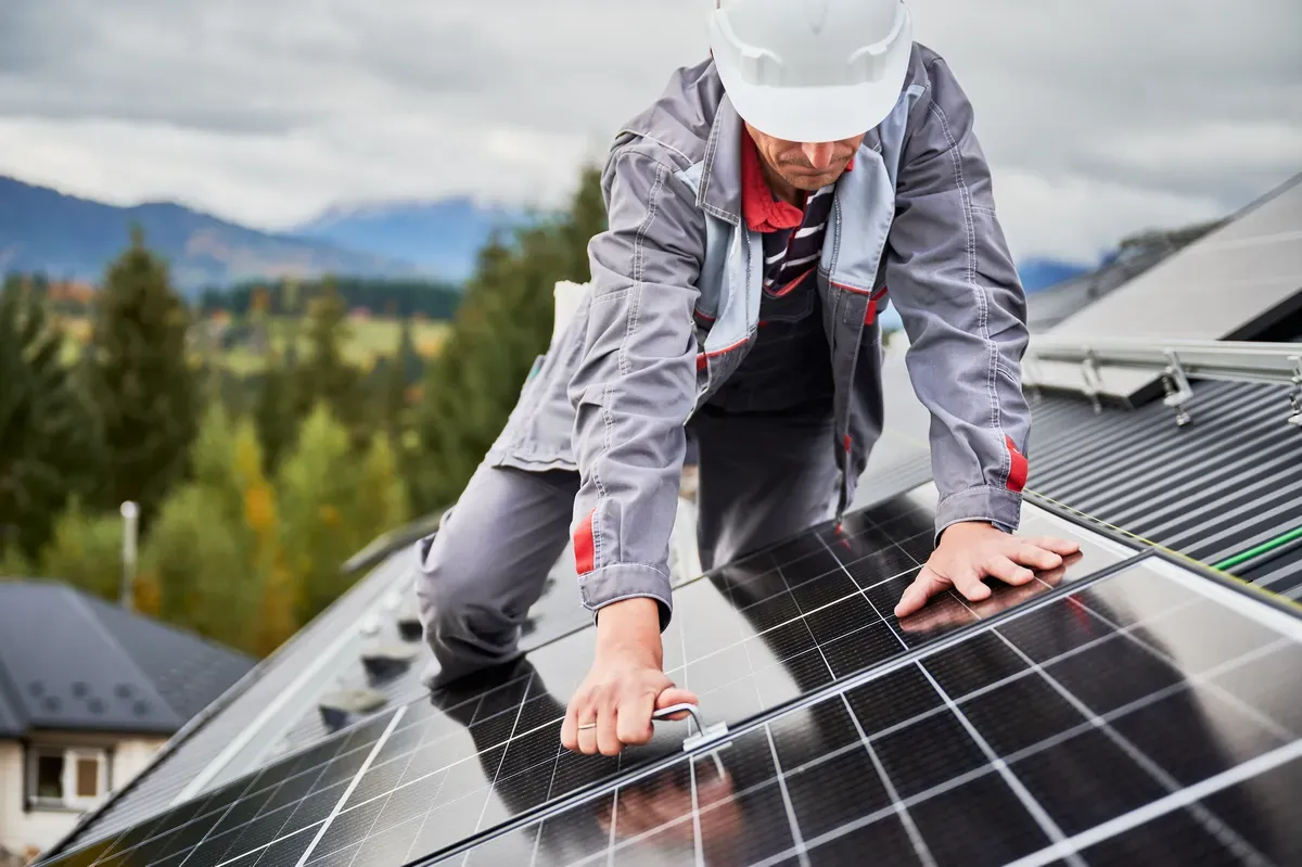 elektriker mann som monterer solcellepanel