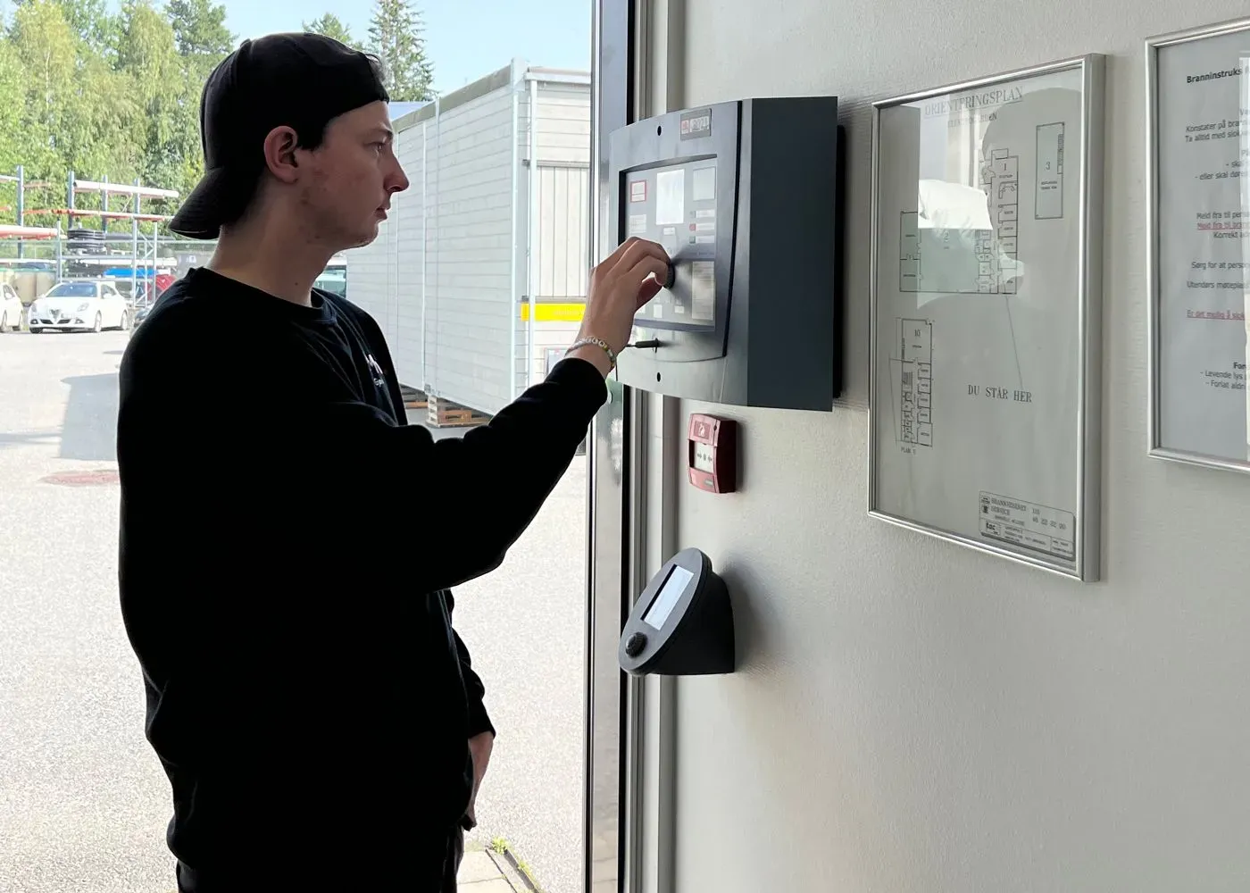 elektriker sjekker alarm