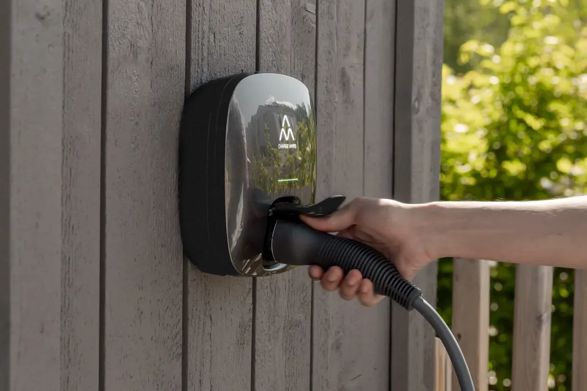 Charge Amps Luna elbillader på vegg