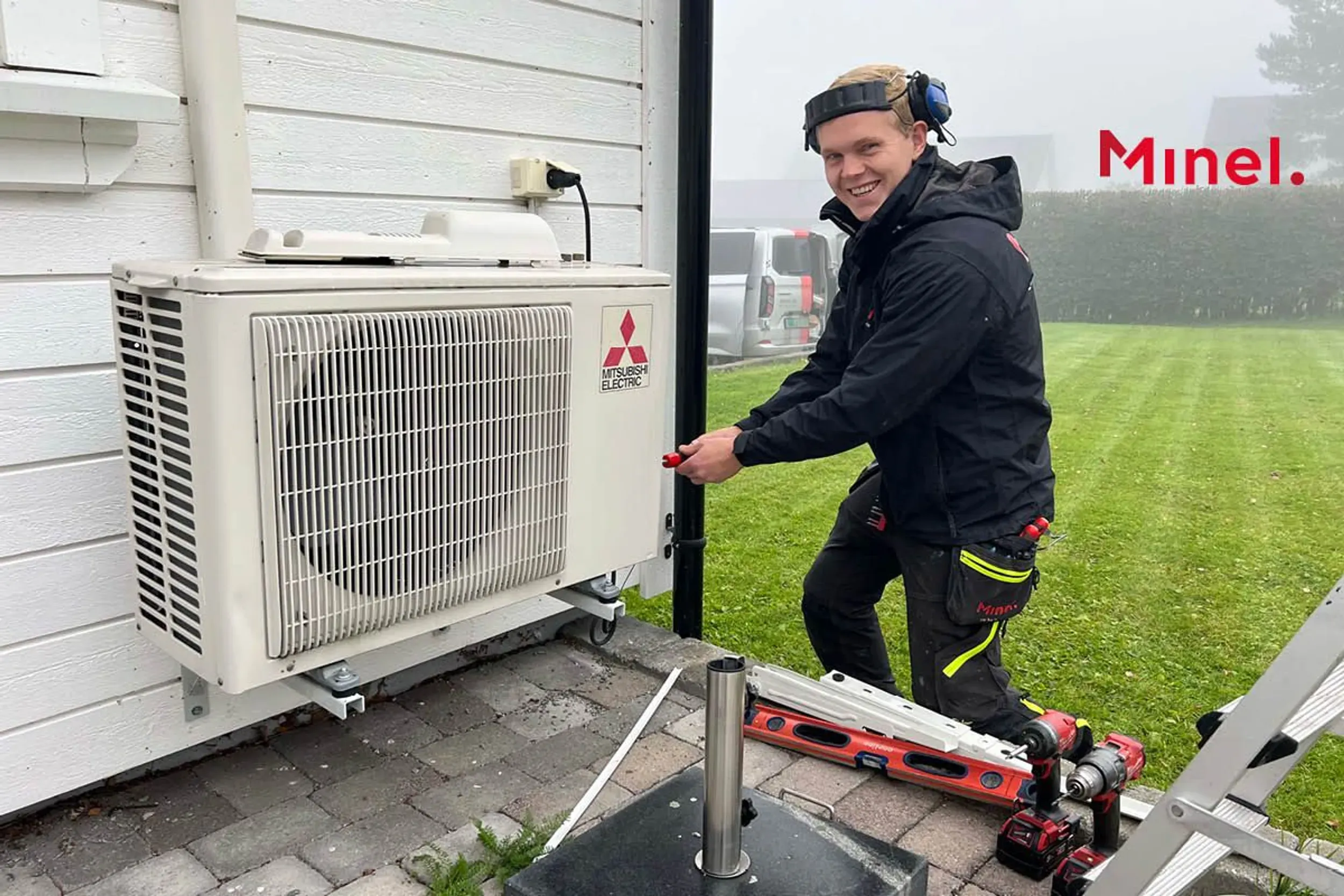 Monterer varmepumpe ute