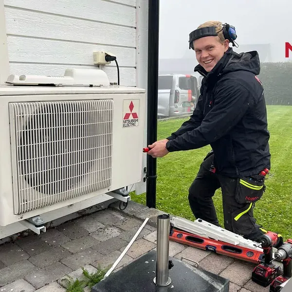 Monterer varmepumpe ute