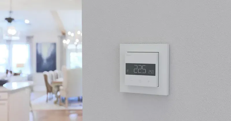 heatit z-trm6 hvit termostat på vegg