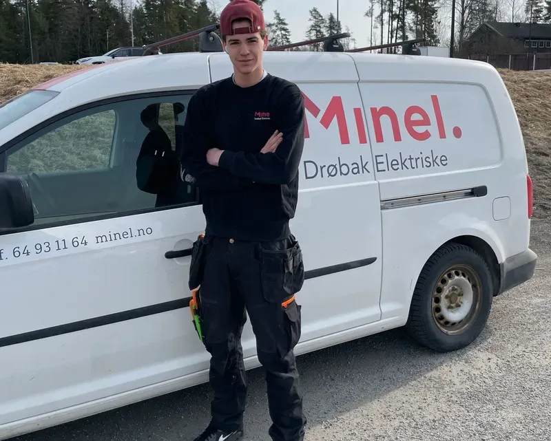 elektriker foran bilen