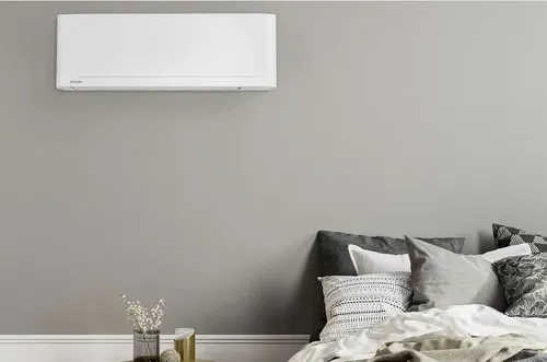 toshiba polar 25 hvit på stuevegg