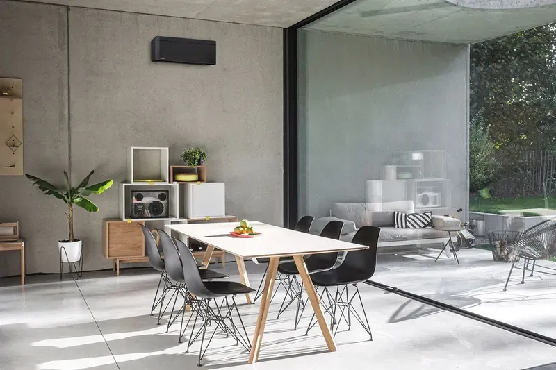 daikin stylish sort stue på murvegg