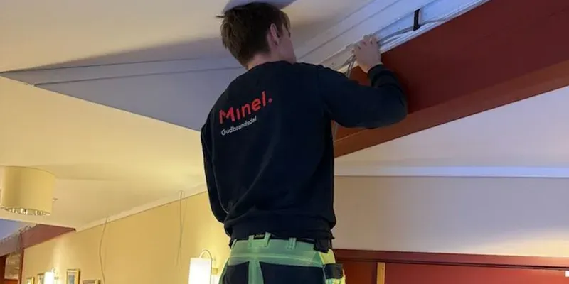 elektriker trekker kabel