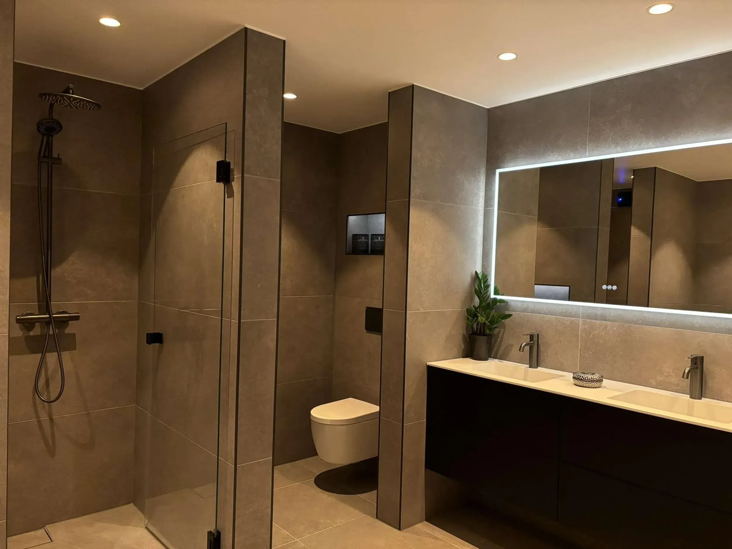 bad med innfelte downlights og LED-list rundt speil