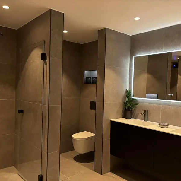 bad med innfelte downlights og LED-list rundt speil