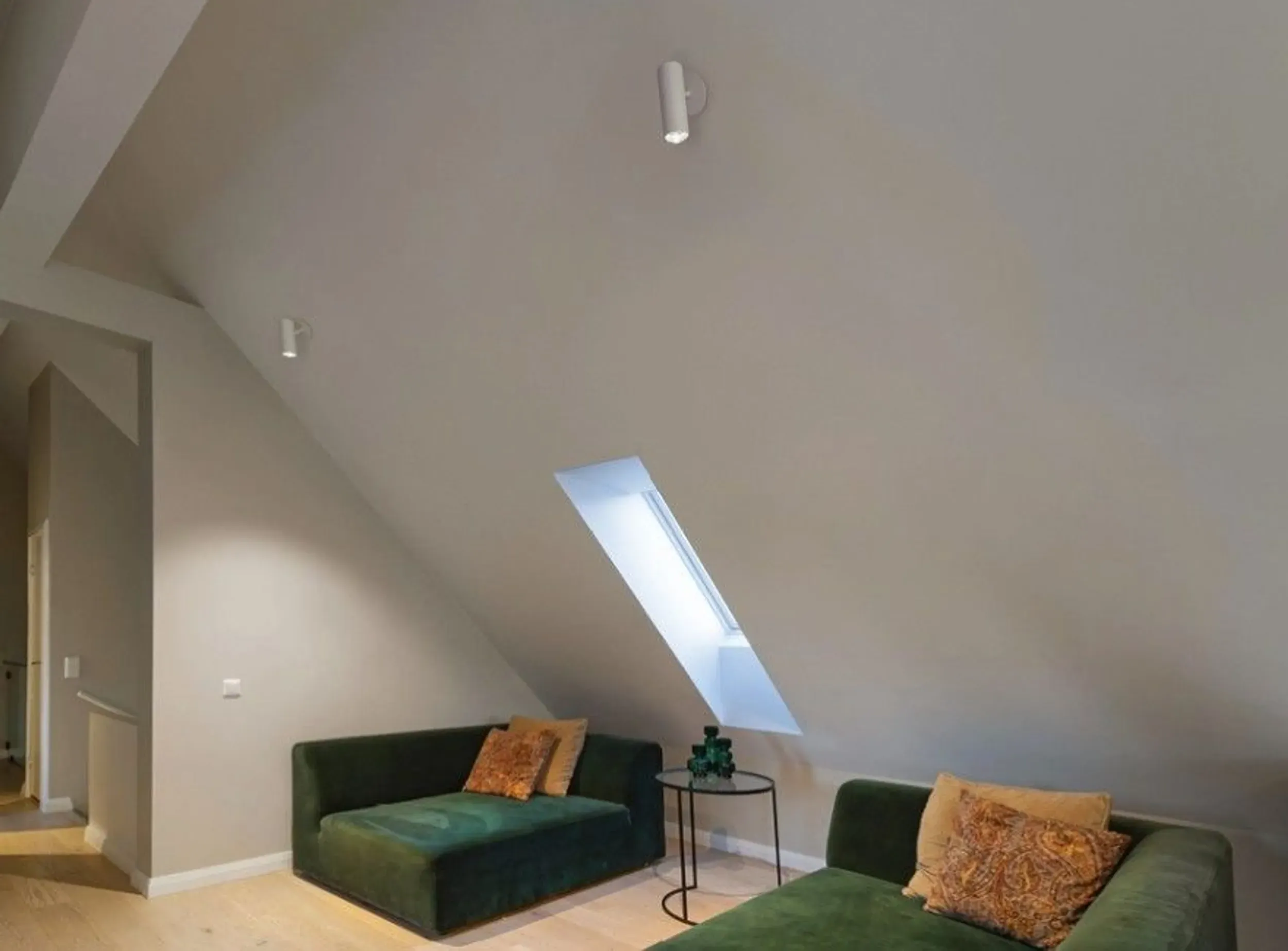 hvite spotter over sofa