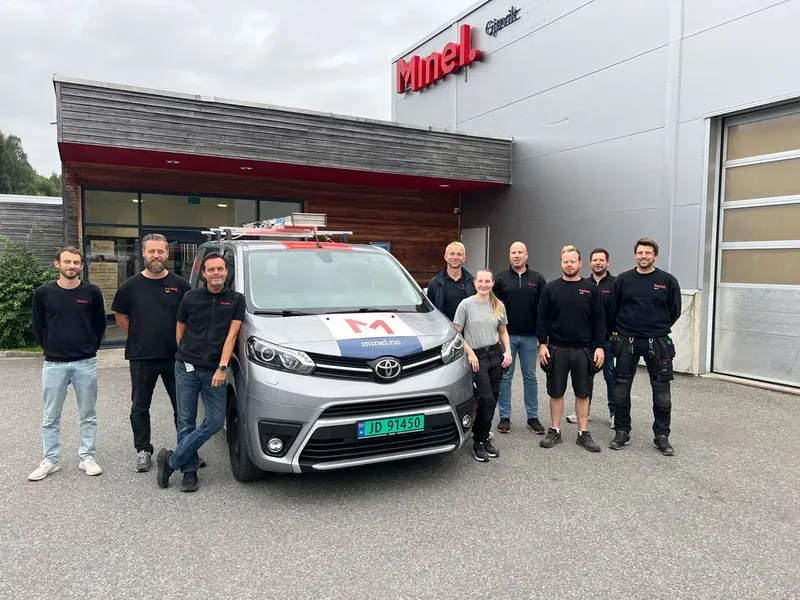 Gjøvikgjengen står rundt bilen