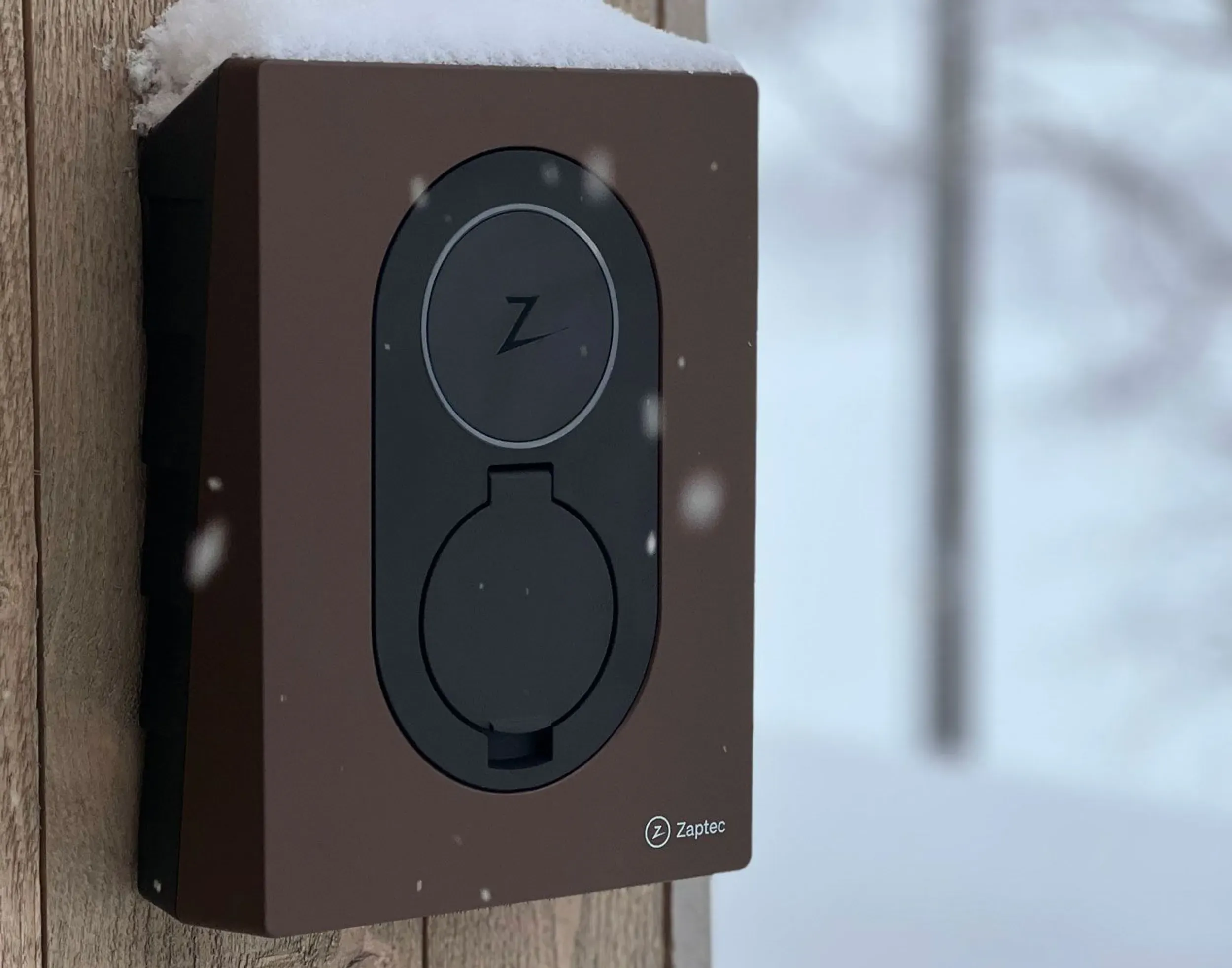 brun ladeboks på vegg med snø