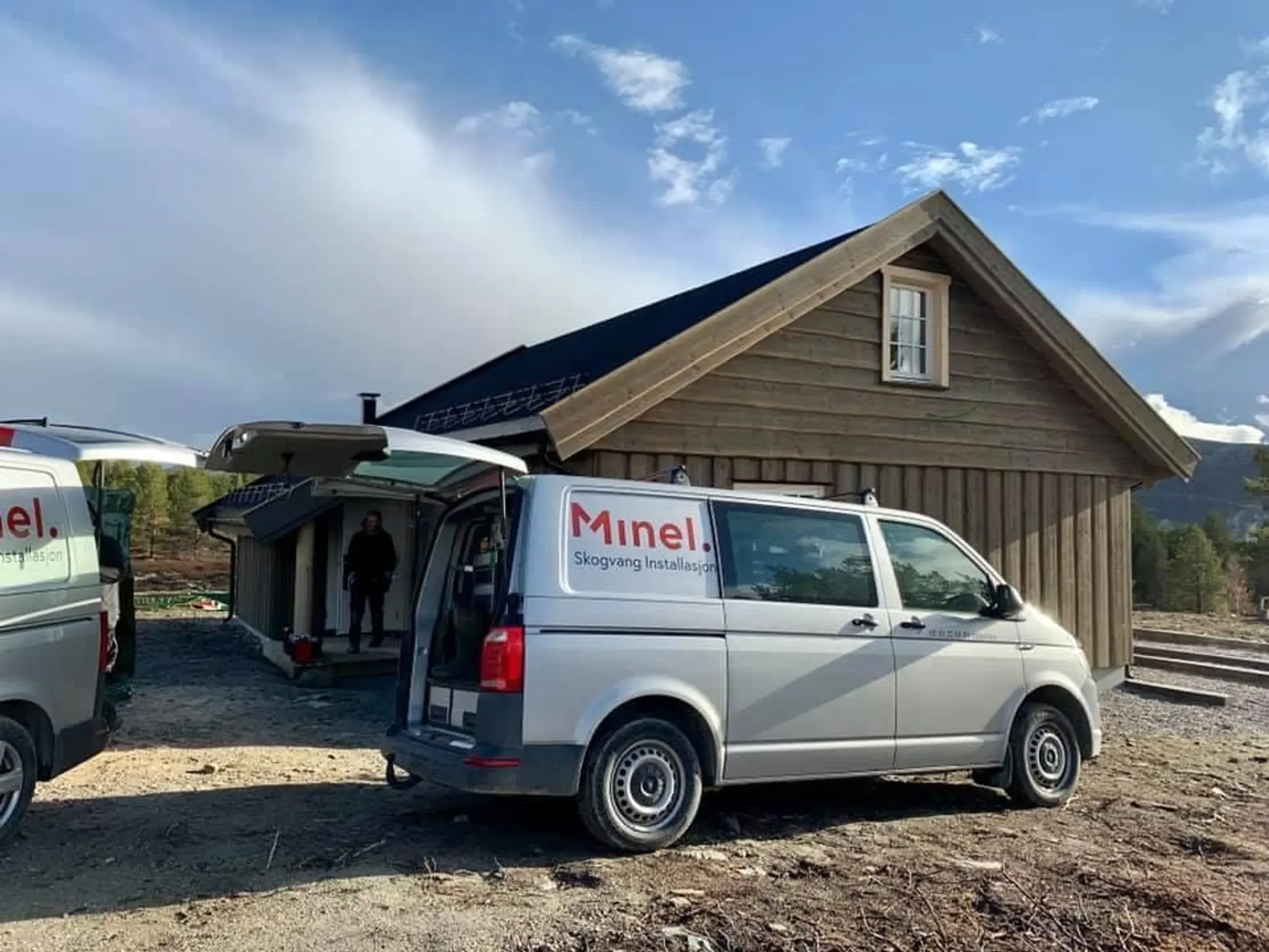 minel servicebil utenfor hytte