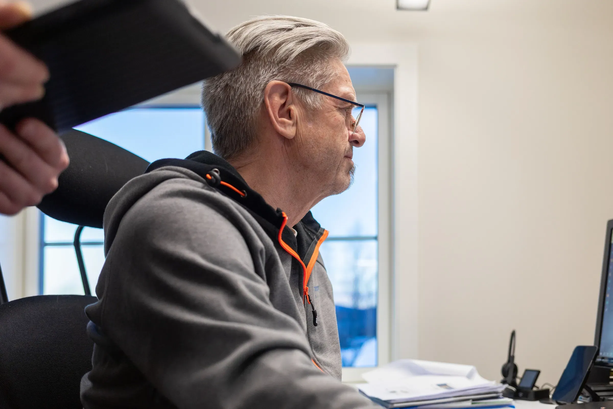 Ansatt som jobber på pc