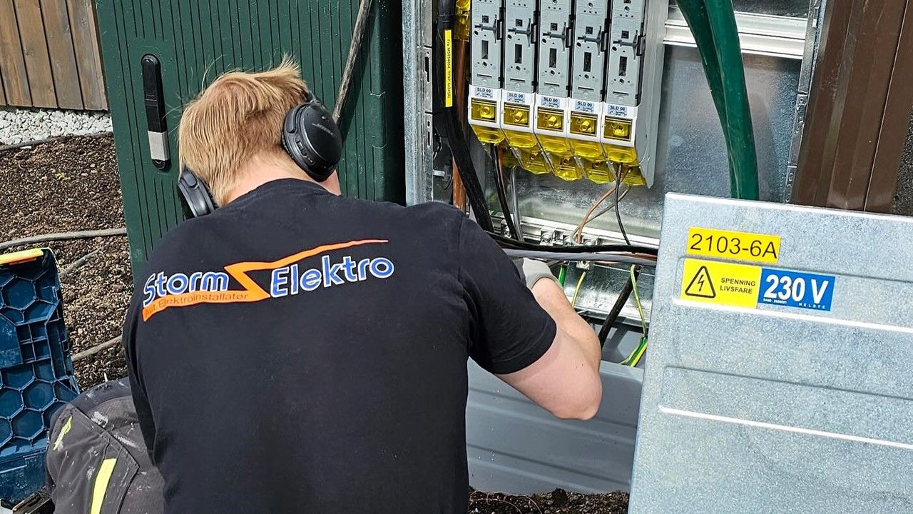 https://cdn.rubics.as/storm-elektro-vest/68ac5d727a29a3bf53536edc/Elektriker%20kobler%20sikringsskap.jpg