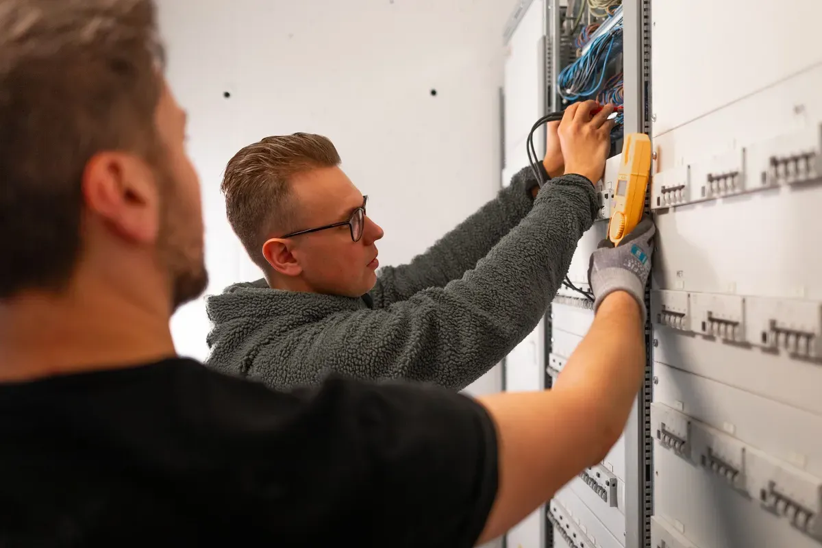 Elektriker tester sikkerheten i sikringsskap
