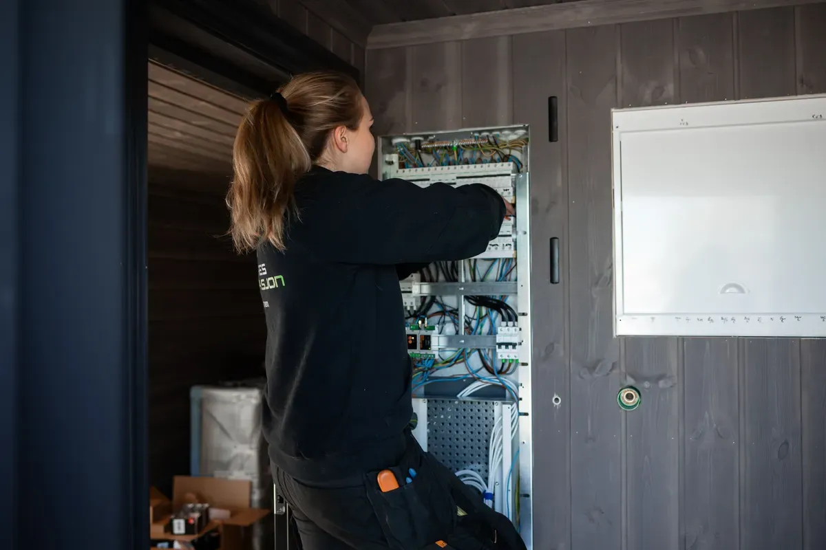 en Valdres Installasjons ansatt som installerer et sikringsskap