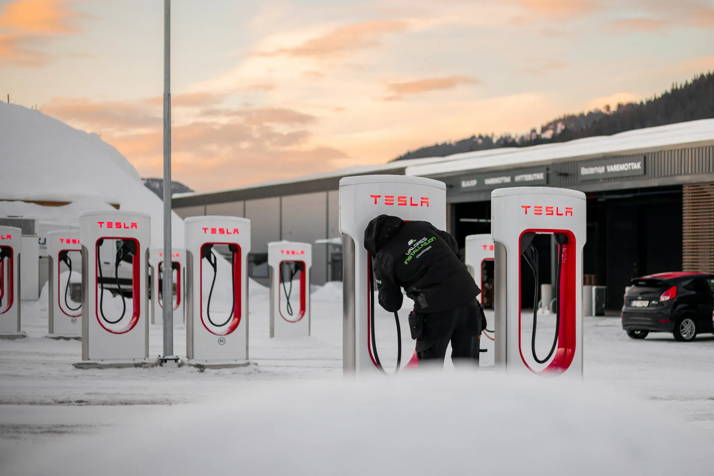 en Valdres Installasjons ansatt som installerer en Tesla lader