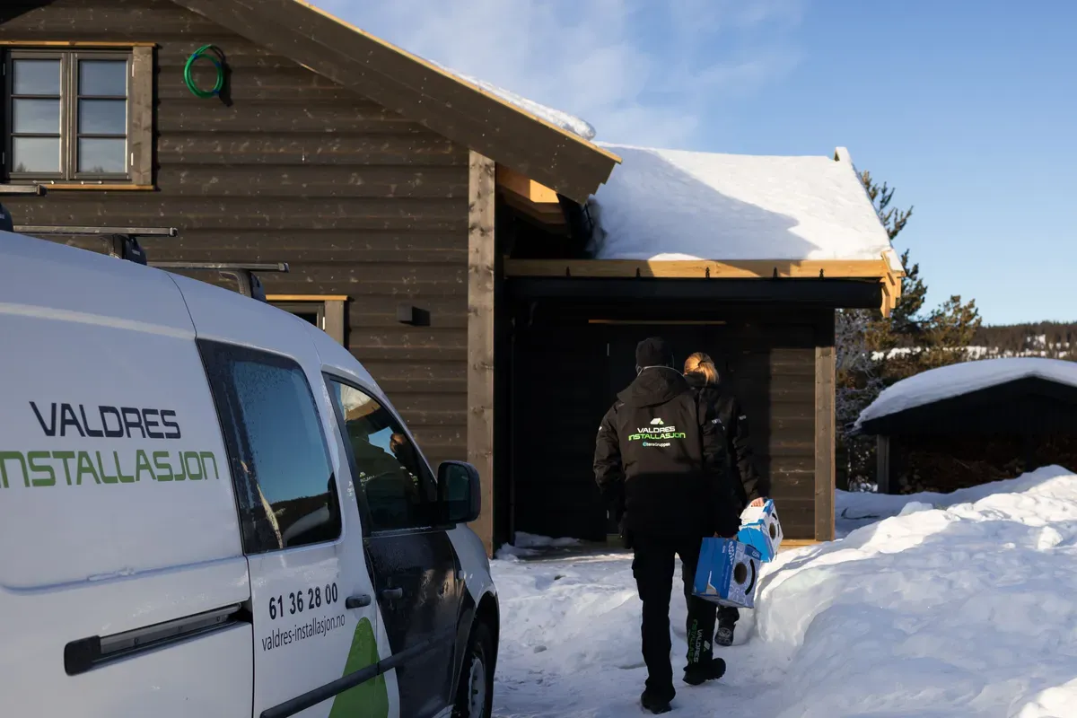 en Valdres Installasjons ansatt som går mot en hytte