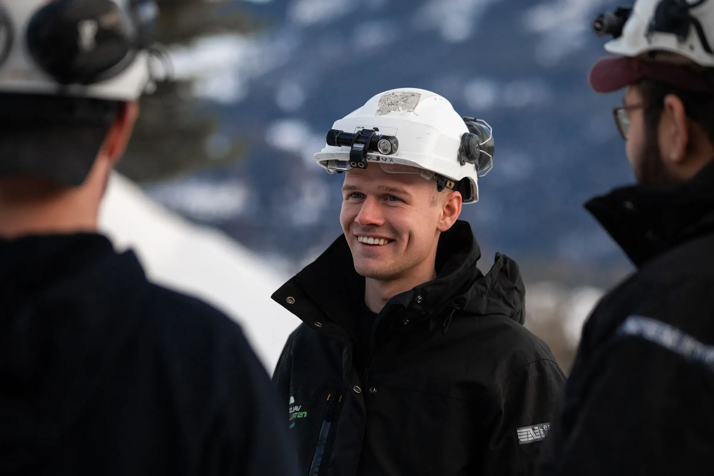 en valdres installasjons ansatt som smiler