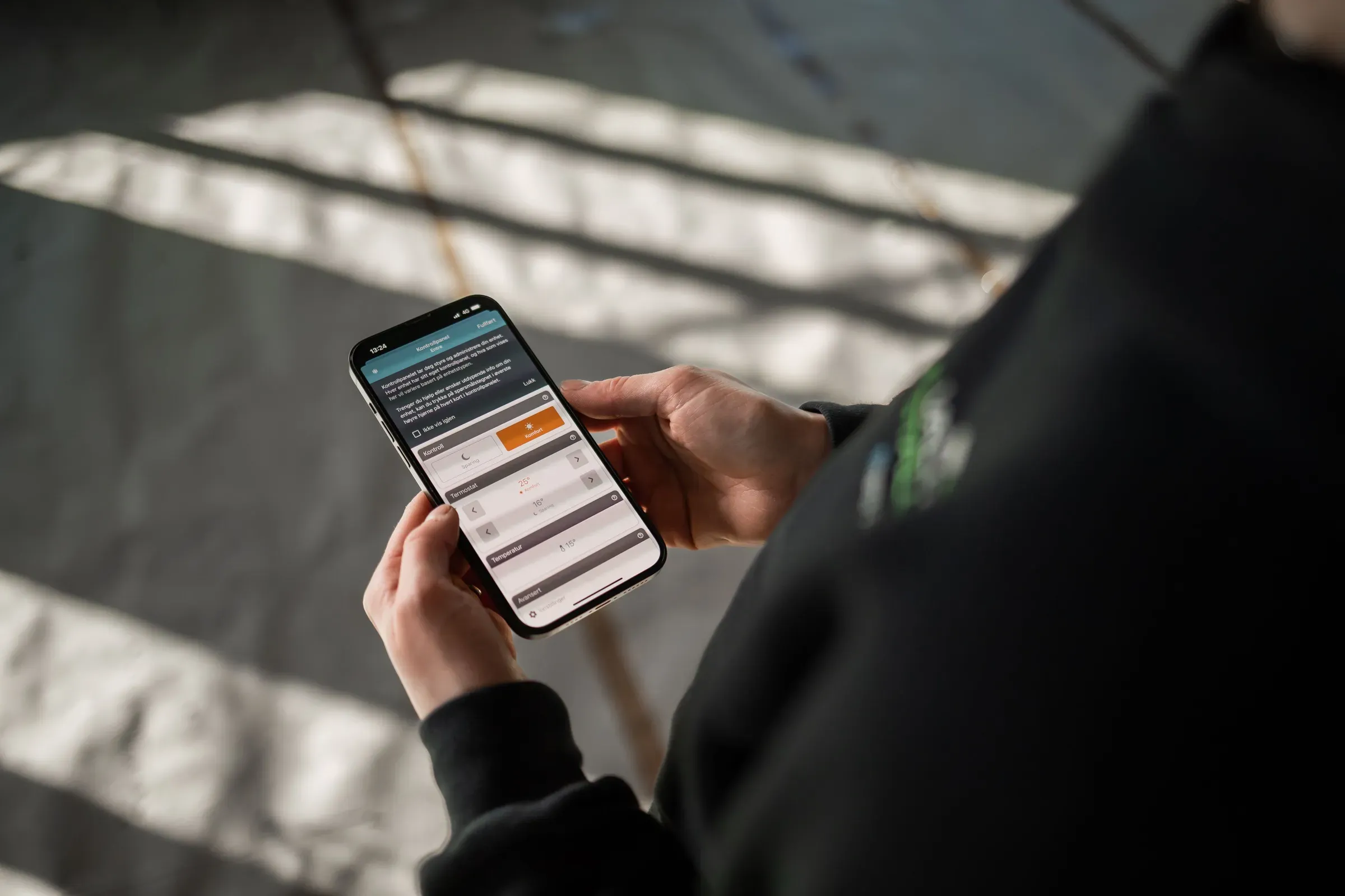 en person som ser på en telefon