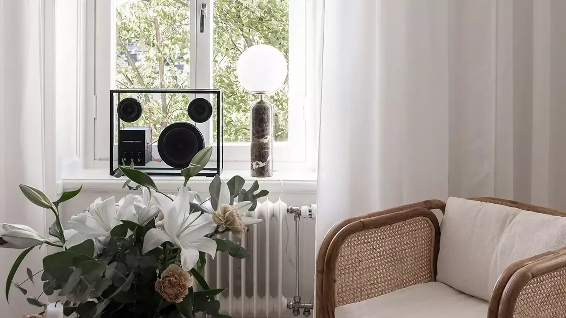 stue med en lampe i vinduskarmen