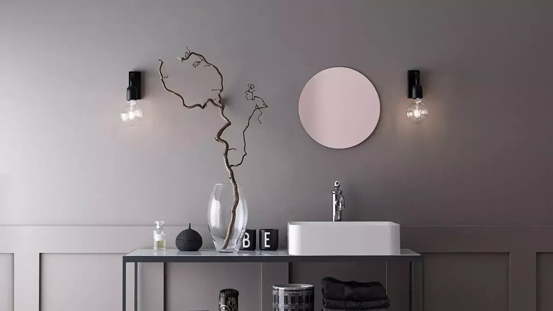 en vegg med speil lamper og en vask