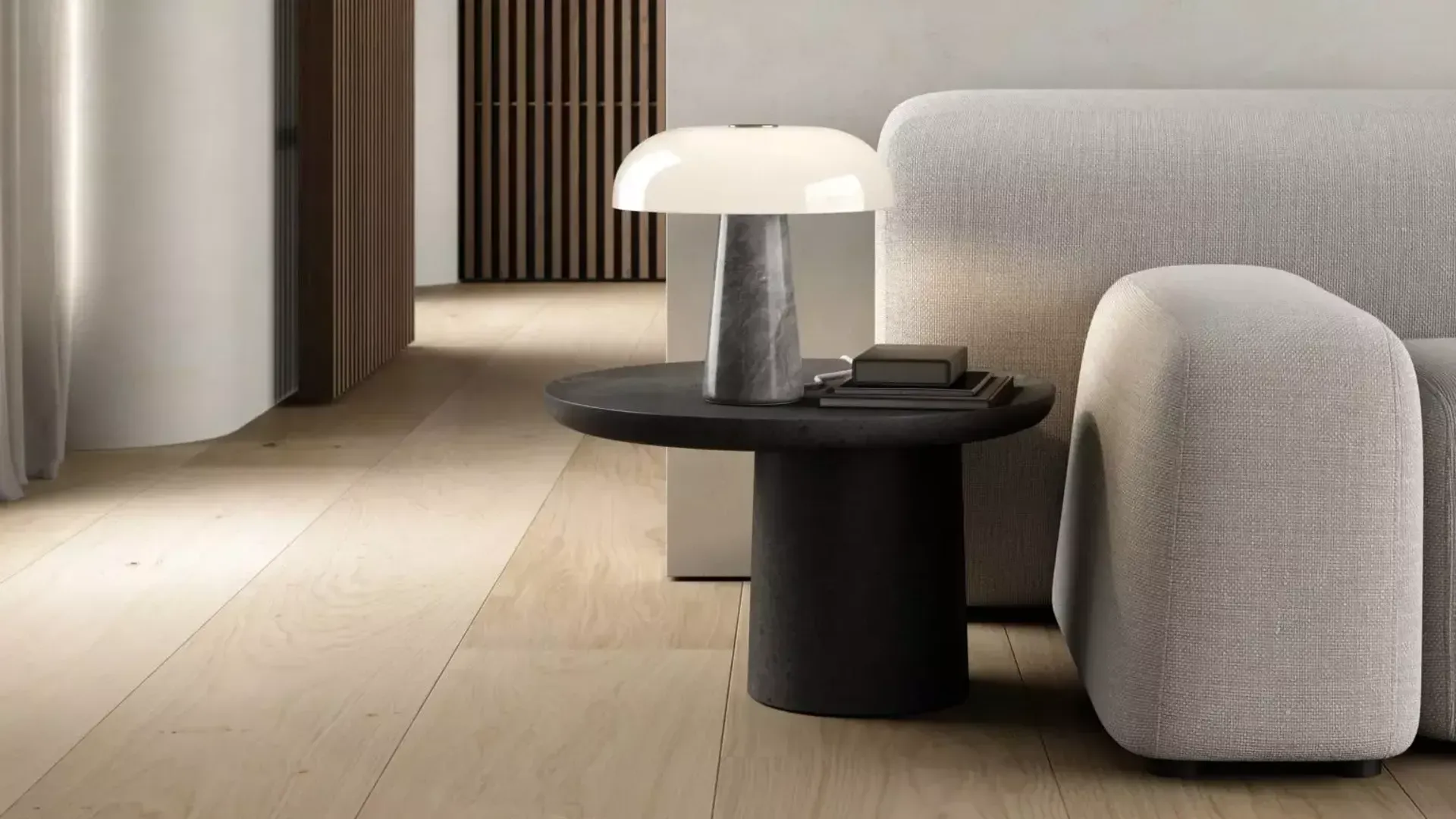 et sidebord med en lampe