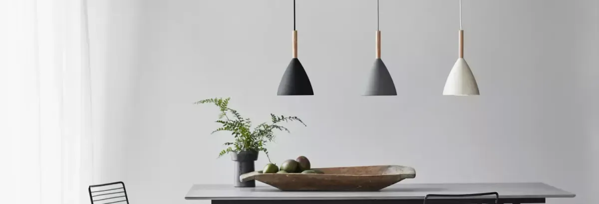 tre taklamper over et bord