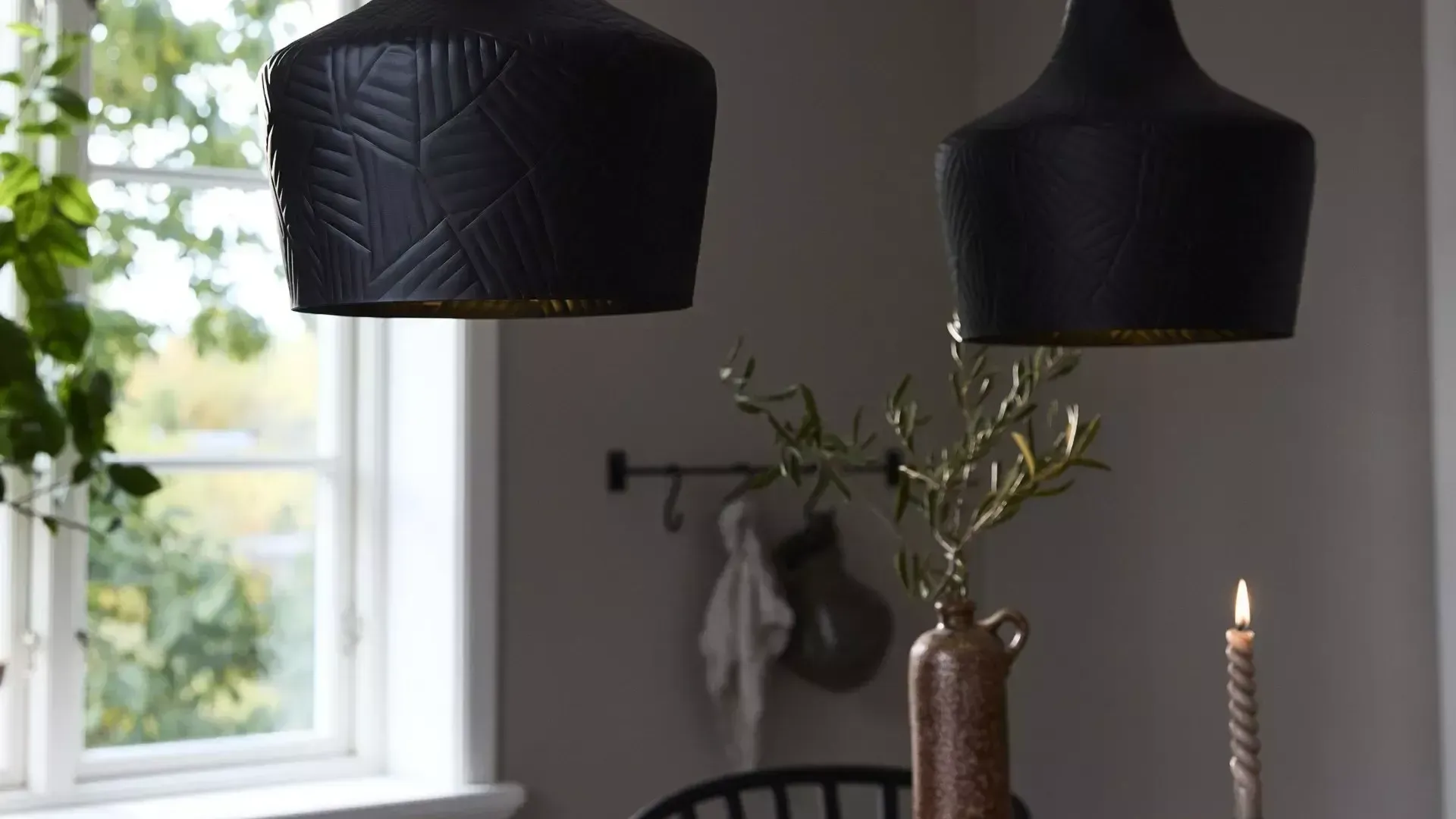 en spisestue med taklamper