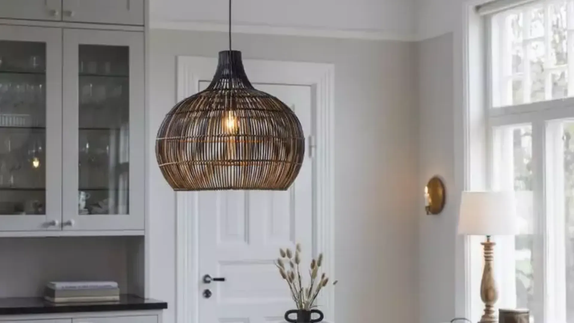 en spisestue med en taklampe