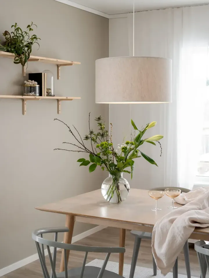 taklampe over et bord
