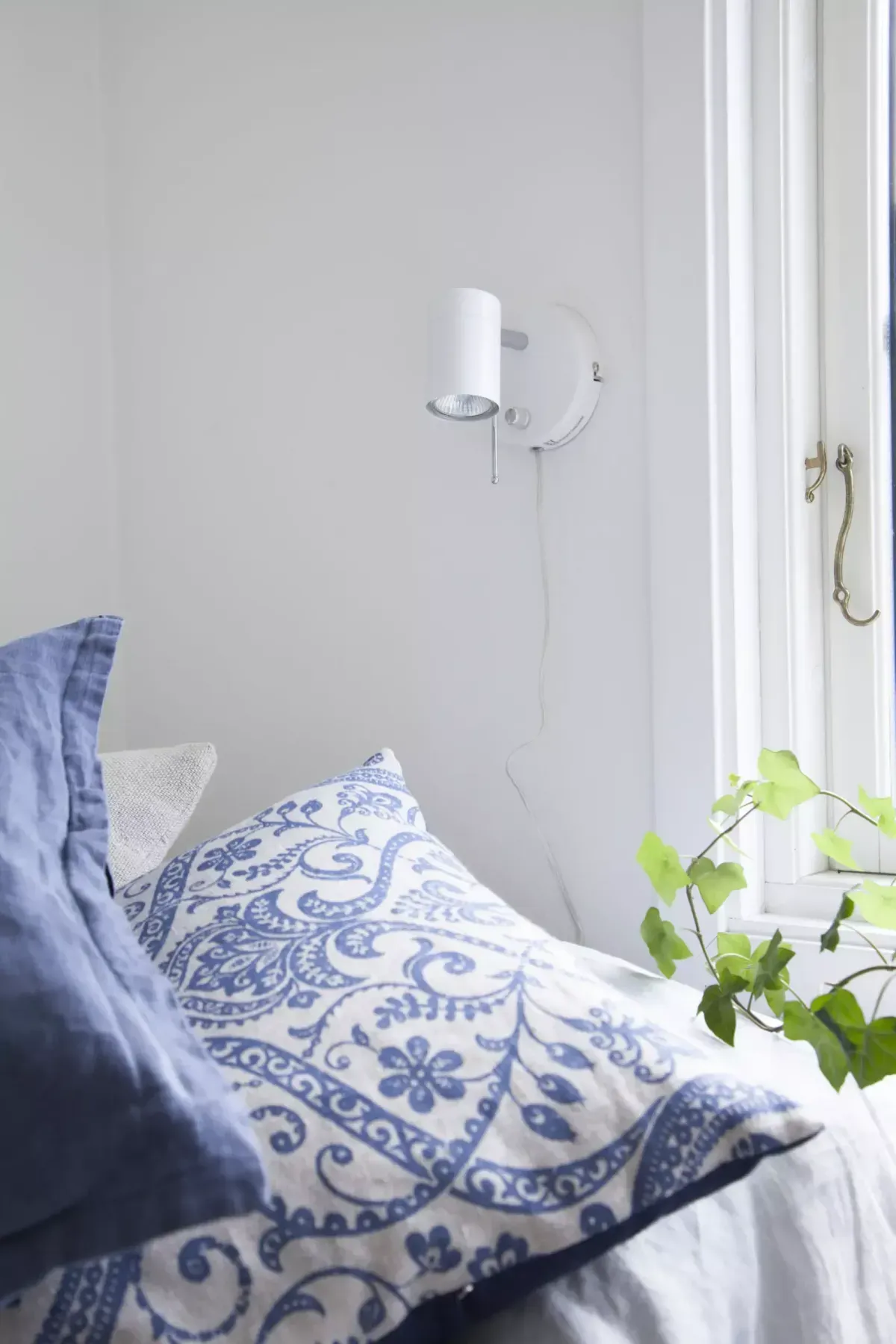 seng og en vegglampe