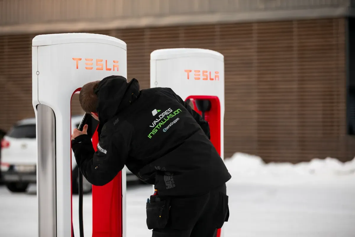 en Valdres Installasjons ansatt som jobber på en tesla lader