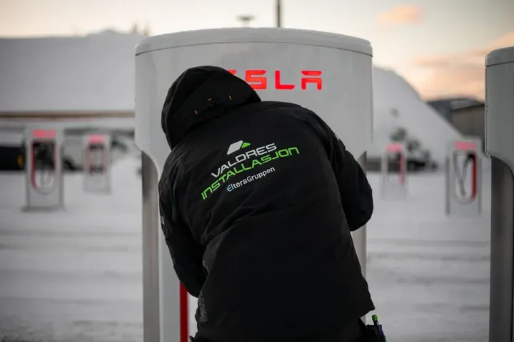 en Valdres Installasjons ansatt som jobber på en tesla lader
