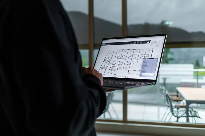En person som holder en laptop