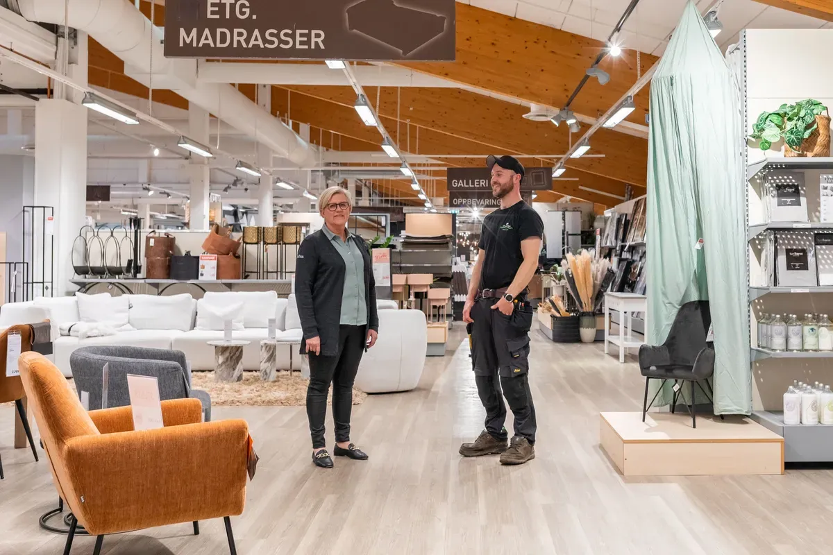 en Valdres Installasjons ansatt og en butikkmedarbeider inni en butikk
