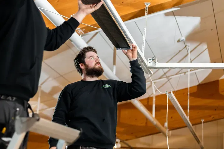 en Valdres Installasjons ansatt som installerer et armatur