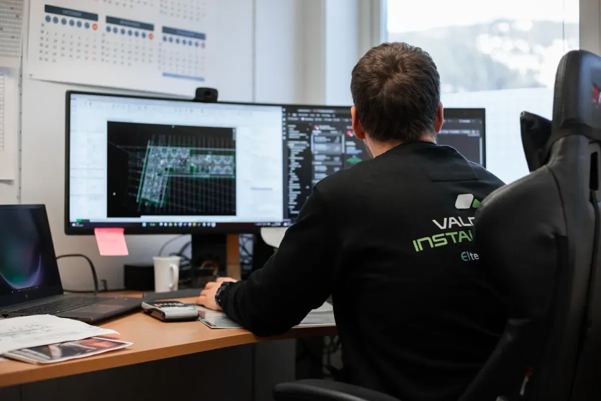 En Valdres installasjons ansatt som jobber på en pc.