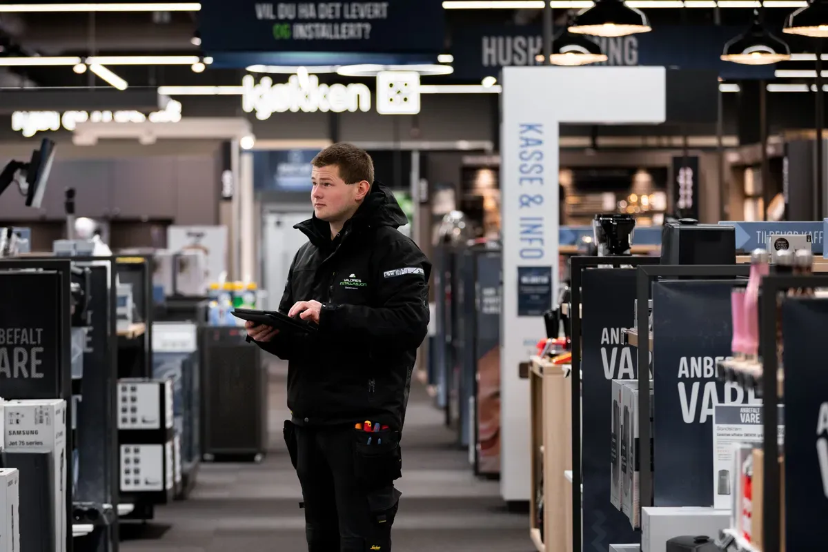 En Valdres Installasjons ansatt i en butikk
