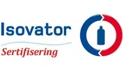 Isovator Sertifisering-logo med en blå gassflaske inni en sirkel delt i blått og rødt.