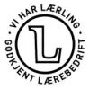 Sort-hvitt emblem med en stor L i midten og teksten 'Vi har lærling - Godkjent lærebedrift' rundt kanten.